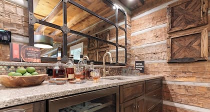 Luxury 4 bedroom Log Cabin on 32 acres only 10 minutes from Frankfort, KY