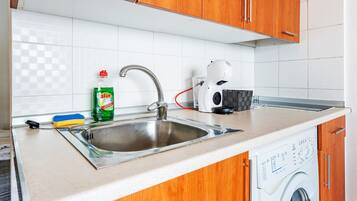 Réfrigérateur, micro-ondes, cafetiÚre/bouilloire, bouilloire électrique