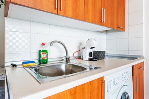 Réfrigérateur, micro-ondes, cafetière/bouilloire, bouilloire électrique