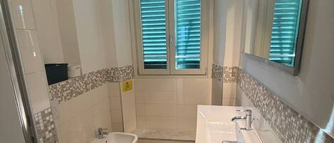 Douche, séchoir à cheveux, bidet, serviettes fournies