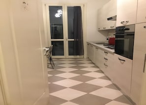 Jääkaappi, uuni, liesi, astianpesukone