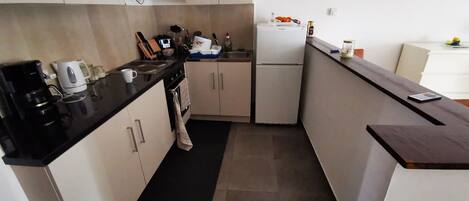 Kühlschrank, Ofen, Wasserkocher mit Kaffee-/Teezubehör
