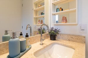 Studio Moderno | Vila Mariana | AC | Near the Subway | Bathroom