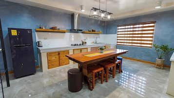 Frigorífico, placa de cocina, hervidor eléctrico y mesa de comedor