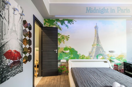 Quarto casal luxo | Roupas de cama antialérgicas, edredons de pluma, frigobar. Movie Dream