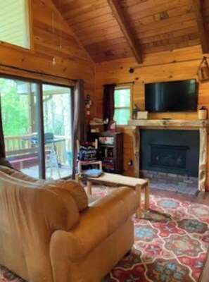 Téléviseur connecté, foyer, lecteur de DVD, livres