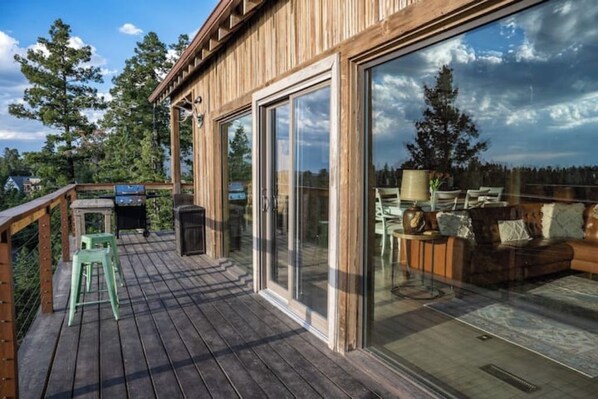 Outdoor dining - The Sunset House (Mayhill)