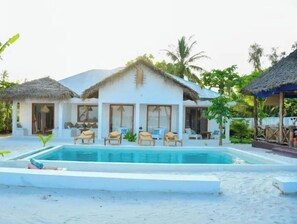 Pool - 1 Bedroom Family Unit (București)