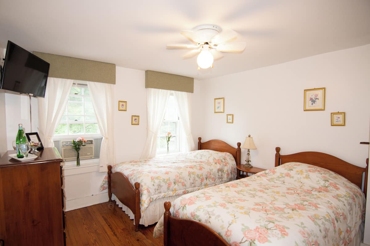 C7 Carriage House Twin Room | 1 bedroom, iron/ironing board, free WiFi, bed sheets