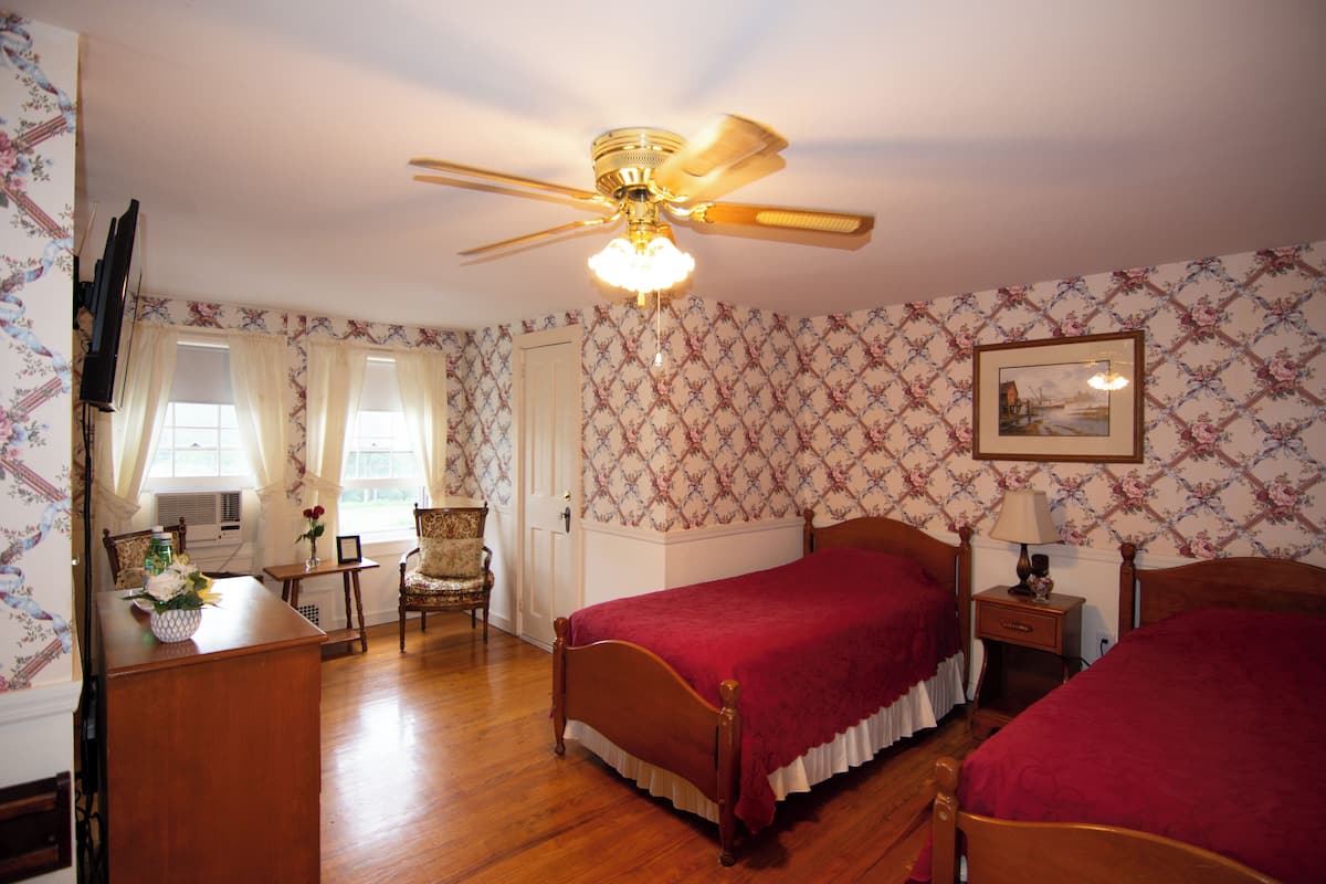 C9 Carriage House | 1 bedroom, iron/ironing board, free WiFi, bed sheets