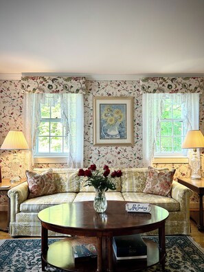 43-inch LCD TV with digital channels, streaming services - Blackberry River Inn (Norfolk)