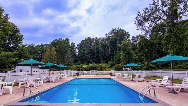 Seasonal outdoor pool - Blackberry River Inn (Norfolk)