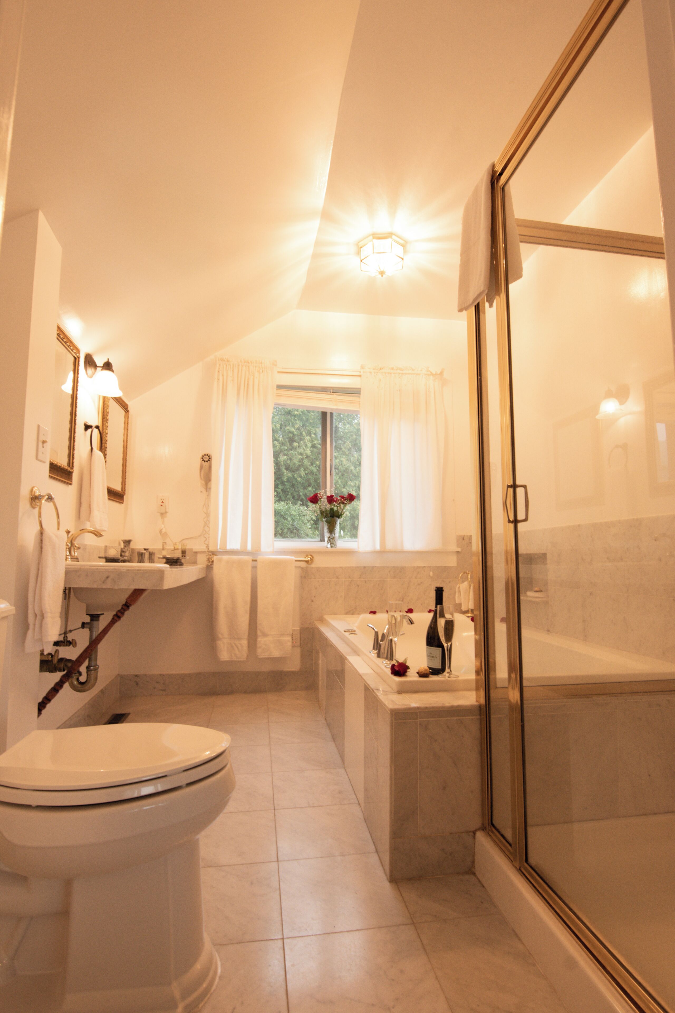 Exclusieve cottage | Badkamer | Een haardroger, handdoeken, zeep, shampoo