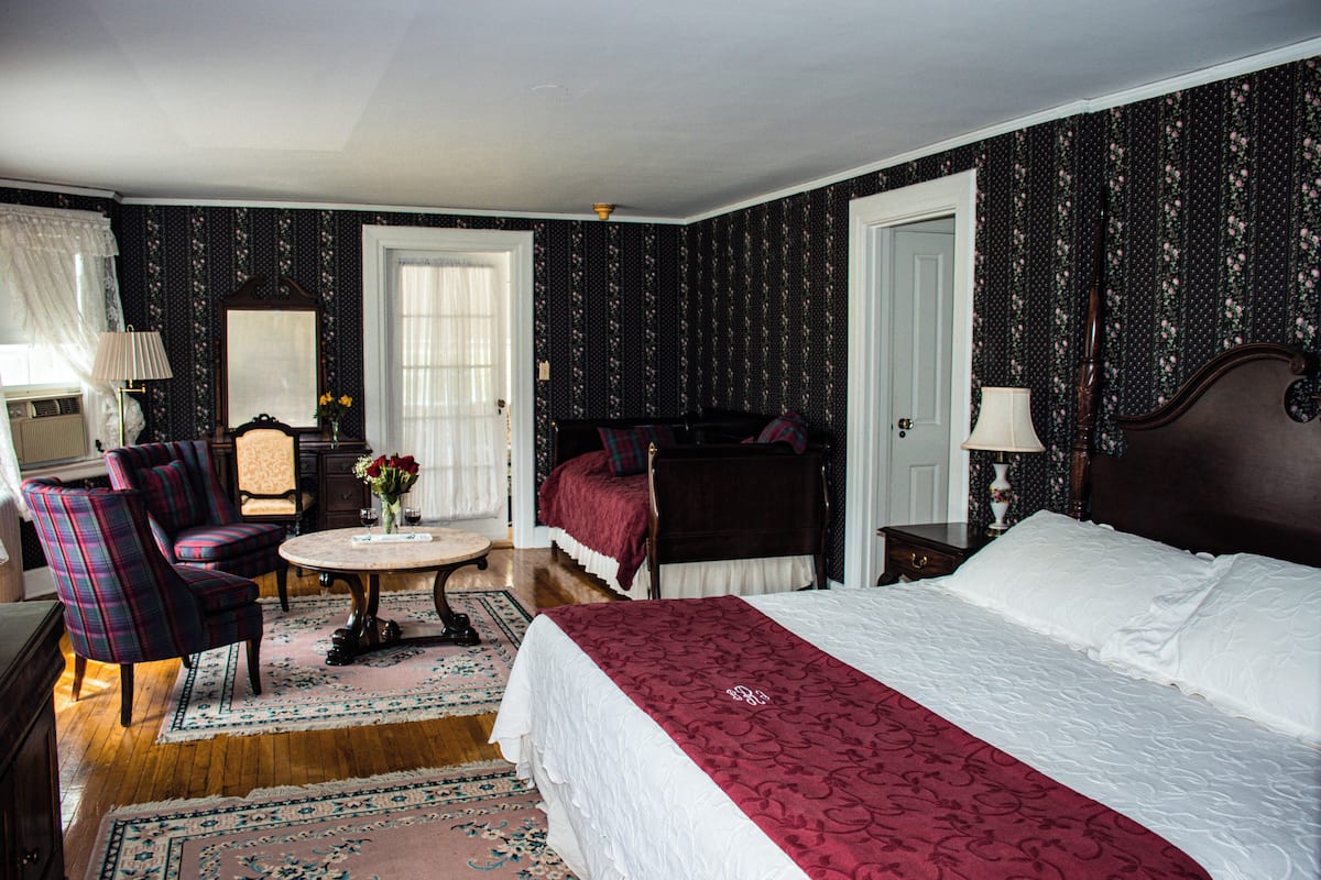 M1 Deluxe Suite | 1 bedroom, iron/ironing board, free WiFi, bed sheets
