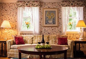 43-inch LCD TV with digital channels, streaming services - Blackberry River Inn (Norfolk)