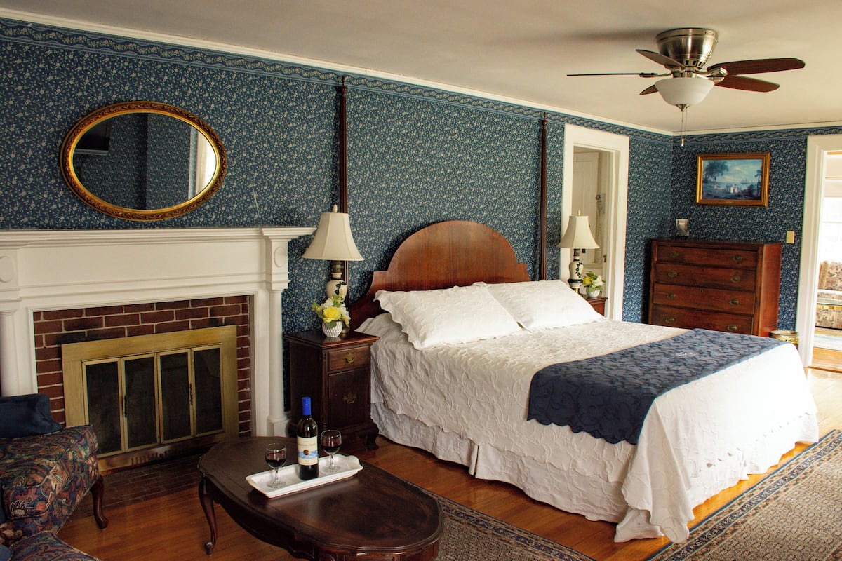 M2 Deluxe Suite | 1 bedroom, iron/ironing board, free WiFi, bed sheets