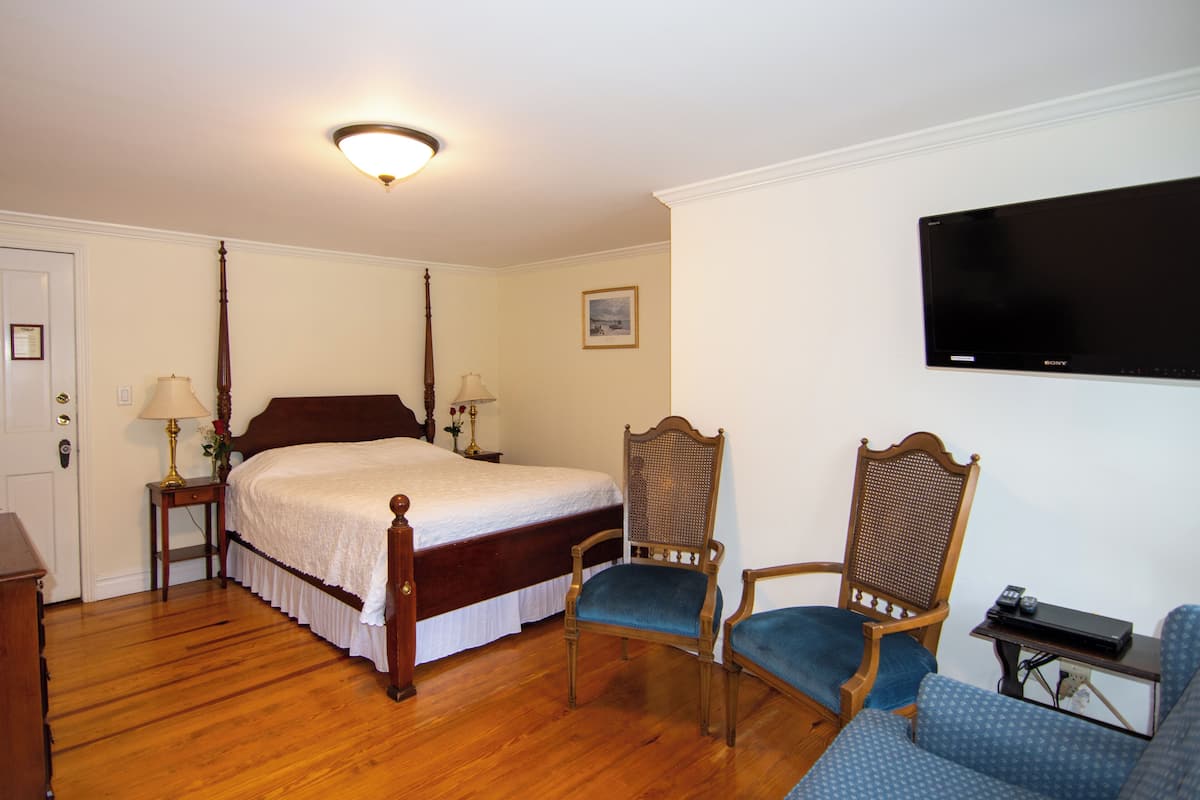 C14 Queen Family Room | 1 bedroom, iron/ironing board, free WiFi, bed sheets