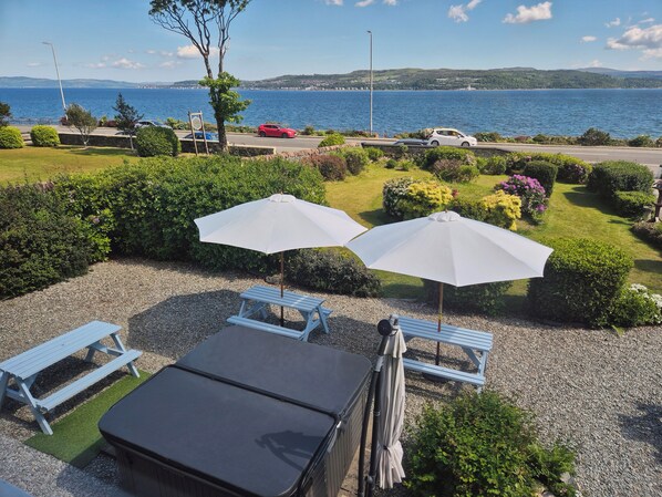 Outdoor dining - Great for large groups
Hot tubs, fire pit, water views
Sleeps 17
Pet friendly  (Dunoon)