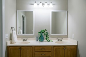 Toallas, jabón, papel de baño 
