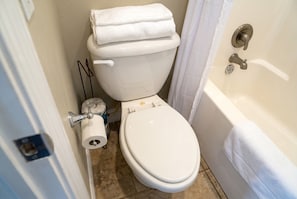 Toallas, jabón, papel de baño 