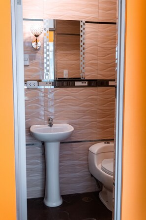 Classic Twin Room | Bathroom | Shower, rainfall showerhead, free toiletries, hair dryer - Hotel Friends Boutique (Cusco)