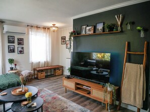 Smart TV, fireplace