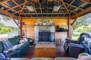 Smart TV, chimenea, libros y oficina