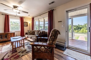 Smart-TV, Kamin, Bücher, Arbeitsbereiche