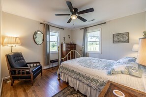 3 Schlafzimmer, Schreibtisch, Bügeleisen/Bügelbrett, Reisekinderbett