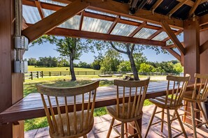 Outdoor dining - Farmhouse close to Wedding venues, Wineries, breweries, shops. Dogs welcome! (Madison)
