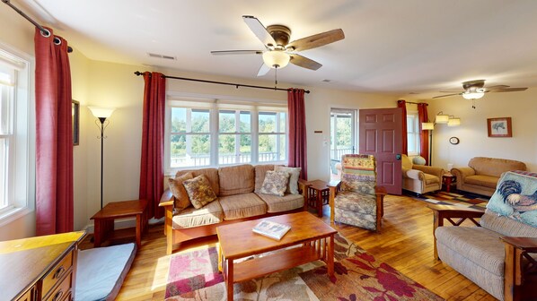 Smart-TV, Kamin, Bücher, Arbeitsbereiche