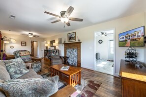 Smart TV, fireplace, books, offices - Farmhouse close to Wedding venues, Wineries, breweries, shops. Dogs welcome! (Madison)