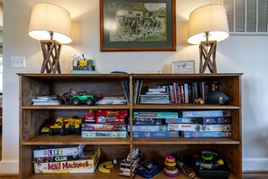 Game room - Farmhouse close to Wedding venues, Wineries, breweries, shops. Dogs welcome! (Madison)