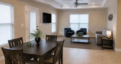 Top Floor · 3BR 2BA · King Beds · Near Shipyard