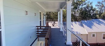 Top Floor Retreat, 3BR, Kitchen, Near Shipyard