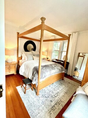 5 bedrooms, iron/ironing board, WiFi, bed sheets