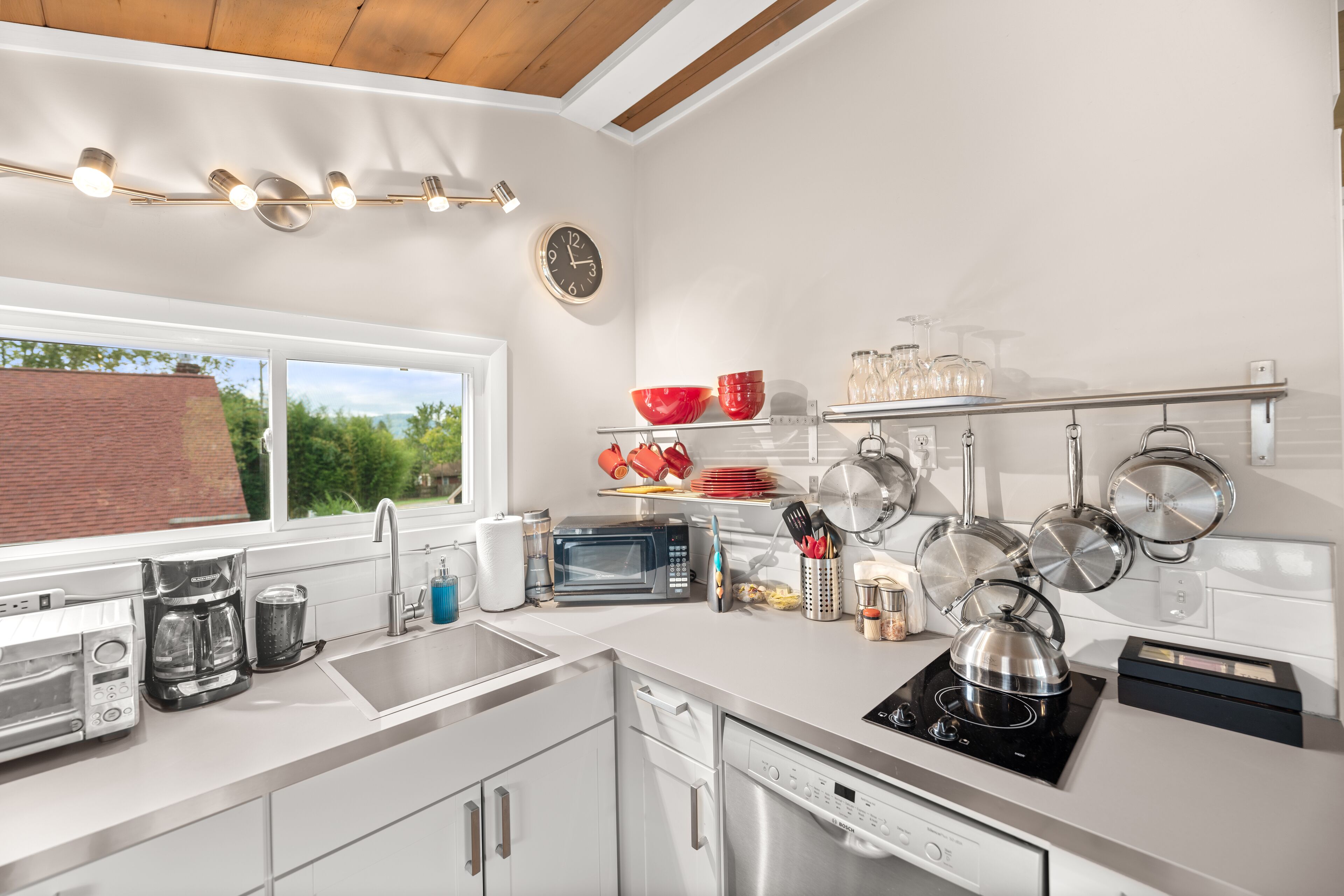 Réfrigérateur, four à micro-ondes, surface de cuisson, lave-vaisselle