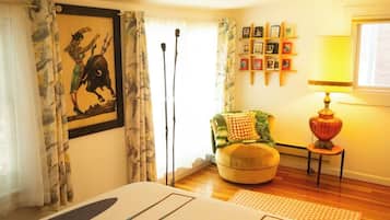 2 habitaciones y tabla de planchar con plancha