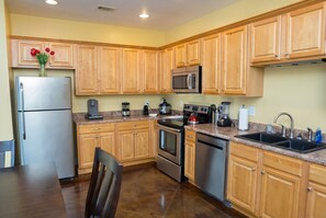 Fridge, microwave, oven, stovetop - Ground Floor · 3BR · Free Parking · Near Refinery (Moss Point)