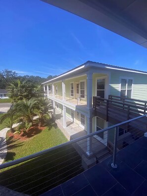 Property grounds - Serene 3BR Apt / 4TVs / Free Parking / Strong WiFi (Moss Point)