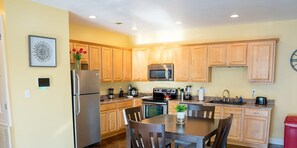 Private kitchen - Serene 3BR Apt / 4TVs / Free Parking / Strong WiFi (Moss Point)