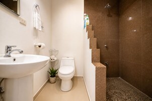 Regnsturtuhaus, handklæði, sápa, sjampó