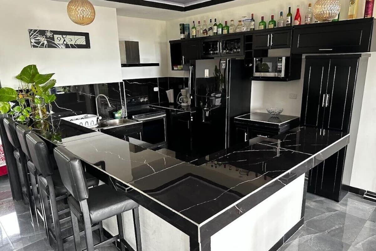 Departamento familiar | Cocina privada | Refrigerador con congelador, microondas, parrilla de estufa y arrocera