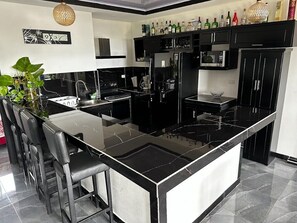 Family Apartment | Private kitchen | Full-size fridge, microwave, stovetop, rice cooker - Vista del Pacifico Boutique Hotel (Quepos)