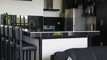 Suite estudio de lujo, 1 habitación, vistas al mar | Cocina privada | Frigorífico grande, microondas, placa de cocina y arrocera