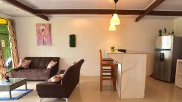 Deluxe Apartment | Living area | Flat-screen TV