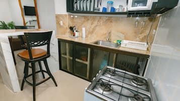 Economy Apartment | Private kitchen | Full-sized fridge, microwave, stovetop, rice cooker