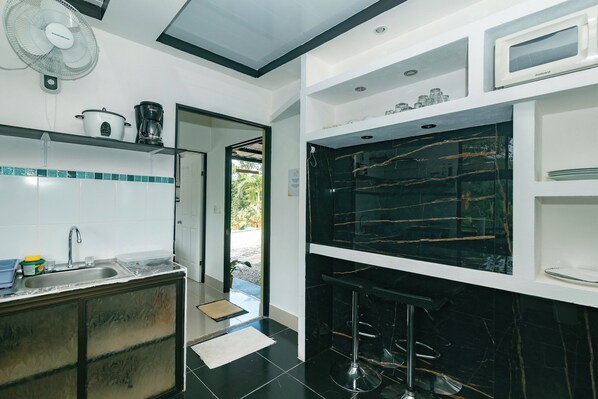 Lägenhet Deluxe | Eget kök | Stort kylskåp, mikrovågsugn, spishäll och riskokare