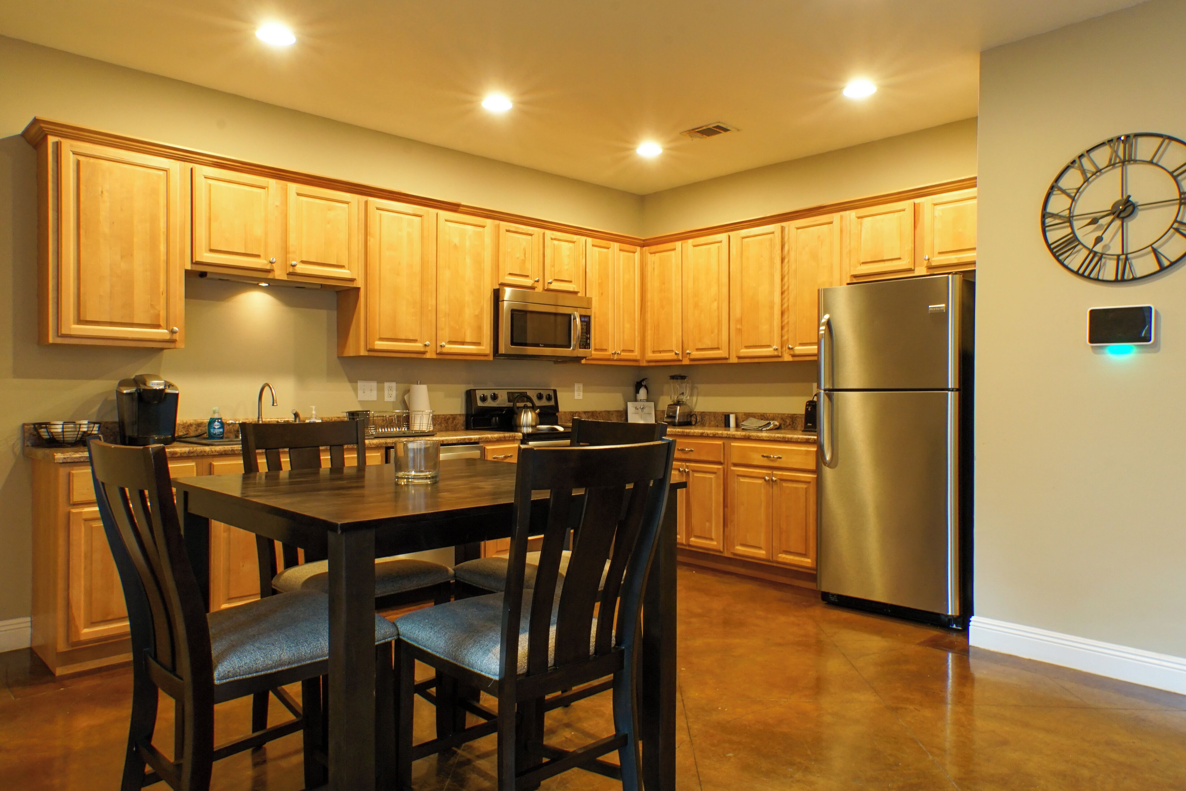 Coffee/tea maker, fridge, microwave, oven