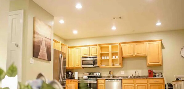 Private kitchen - Perfect 3BR 2BA / Center of Moss Point / Balcony (Moss Point)